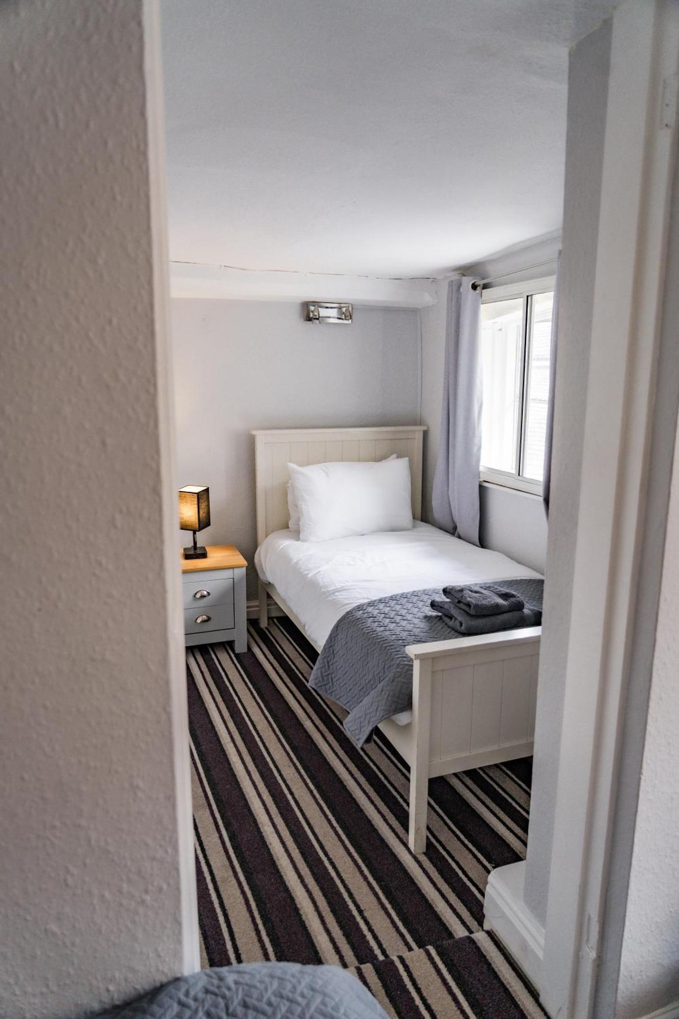 The Court Hotel Бриджнорт Екстериор снимка